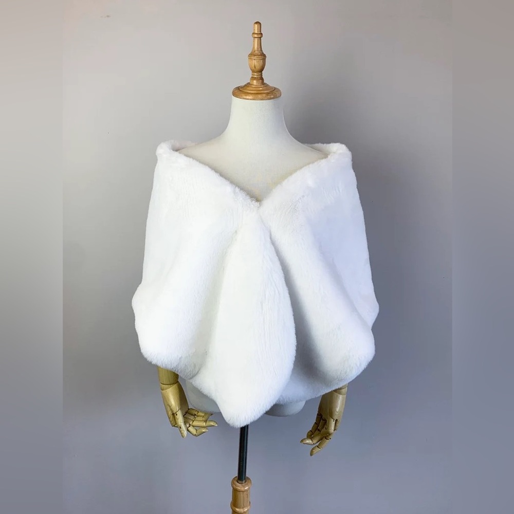 White Bridal Wrap / Faux Fur Bridal Shawl / Bridal Cape